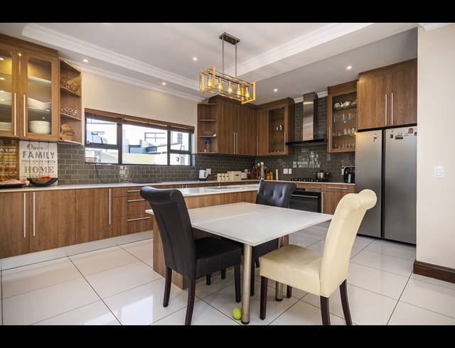 5 BEDROOM HOUSE TO LET IN PARKLANDS NORTH